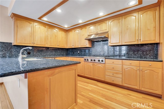 Detail Gallery Image 12 of 59 For 12305 Ridge, Los Angeles,  CA 90049 - 2 Beds | 2/1 Baths