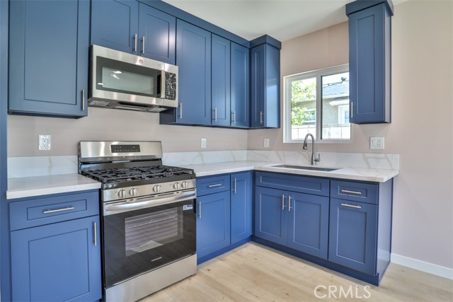 2111 Scott Road, Burbank CA: https://media.crmls.org/medias/c1c0db65-9020-4dc0-b846-5540a9eb1f81.jpg