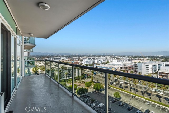 13600 Marina Pointe Dr., Marina del Rey CA: https://media.crmls.org/medias/c1c37208-a991-4ae5-b560-79585f8c6153.jpg