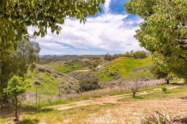 30505 Sloan Canyon Road, Castaic CA: https://media.crmls.org/medias/c1c5b808-f1dd-4cdd-8bab-f11c02fddfb3.jpg