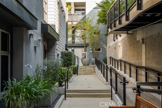 4111 W Sunset Boulevard, Los Angeles CA: https://media.crmls.org/medias/c1c9126c-eeb1-4600-be60-f6bc4eed6f59.jpg
