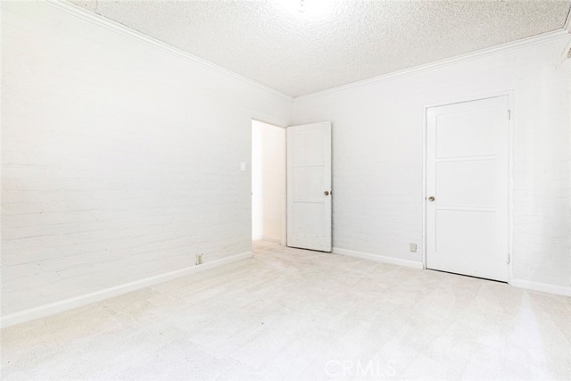 1422 W Riverside Drive, Burbank CA: https://media.crmls.org/medias/c1ca9e51-f38c-4cb4-bf22-2042c9fe5d7a.jpg