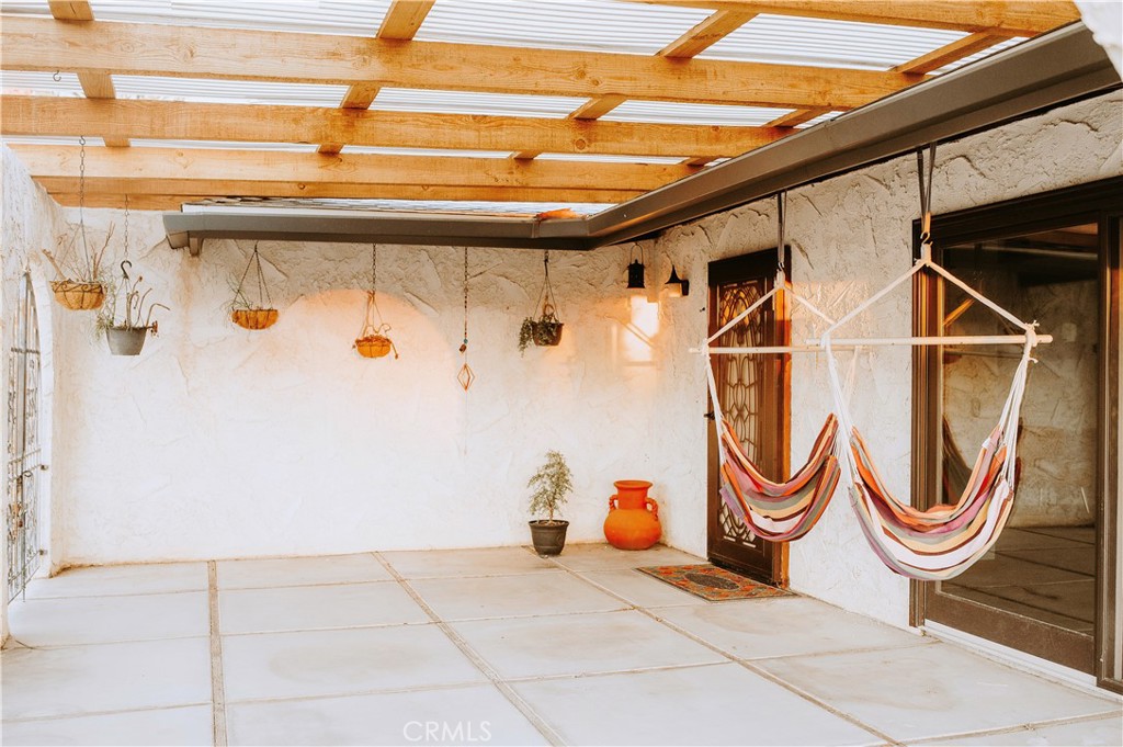 https://media.crmls.org/medias/c1cd071c-8b9b-4b27-bca3-e31f46f208fe.jpg?preset=X-Large