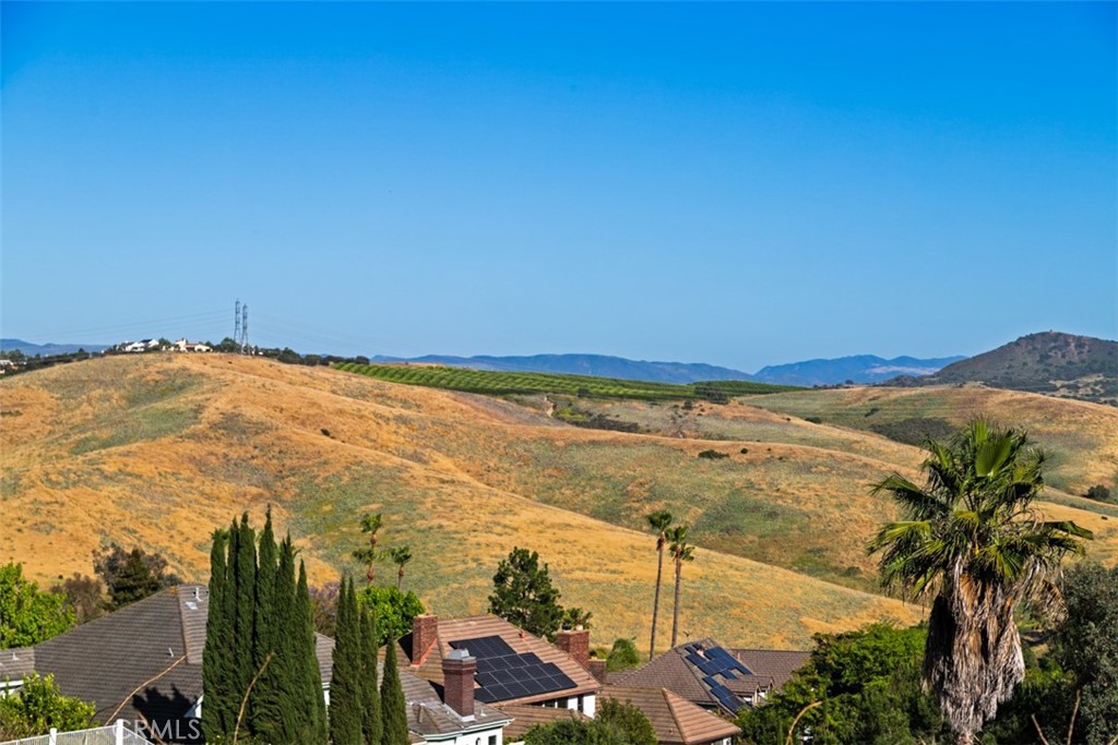 https://media.crmls.org/medias/c1d04496-326c-49b6-b13c-9f3ab90b9d82.jpg?preset=X-Large