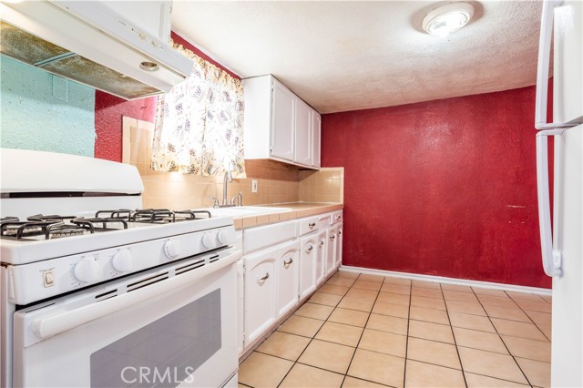 1614 E 49th Street, Los Angeles CA: https://media.crmls.org/medias/c1d15da5-5289-48cd-aef9-d53341d238ff.jpg
