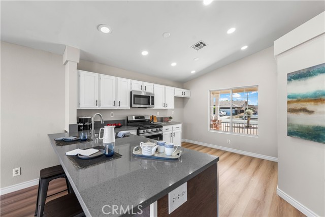 37011 Zinnia Street, Palmdale CA: https://media.crmls.org/medias/c1d7182b-432b-42de-b160-e24026507296.jpg