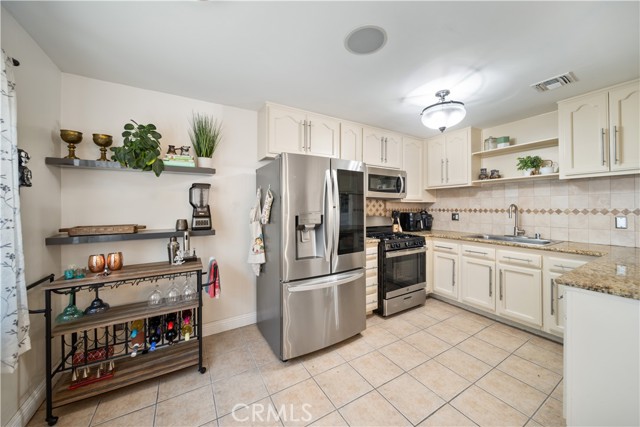 Detail Gallery Image 16 of 47 For 19950 Sherman Way Unit a a,  Winnetka,  CA 91306 - 3 Beds | 4 Baths