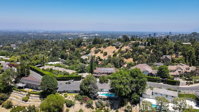 17072 Oak View Drive, Encino CA: https://media.crmls.org/medias/c1d915fb-2fb7-4ac1-adc8-f56216ea6426.jpg