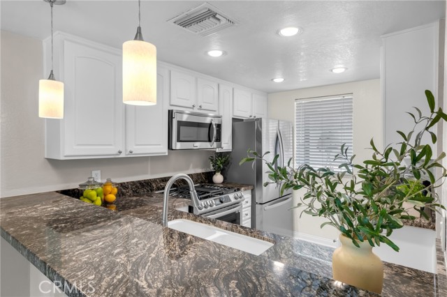 662 Sycamore Avenue, Claremont CA: https://media.crmls.org/medias/c1db9001-19f8-4461-b9fb-90d9d5bfa293.jpg