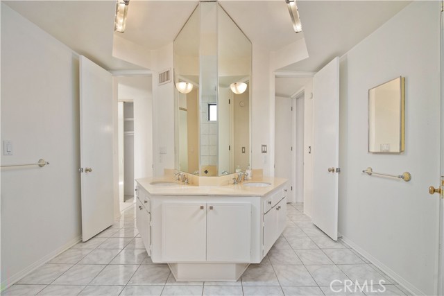 Detail Gallery Image 14 of 26 For 5340 Yarmouth #205,  Encino,  CA 91316 - 2 Beds | 2 Baths