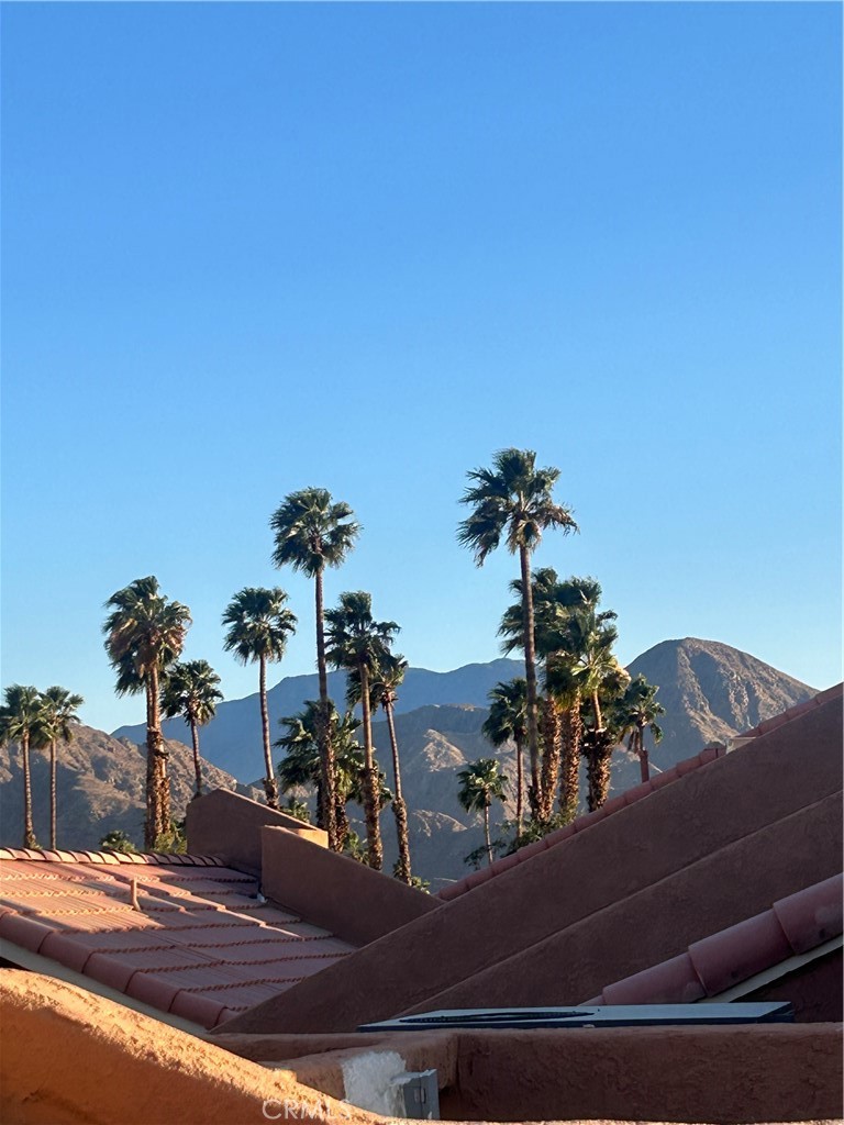 https://media.crmls.org/medias/c1e06446-0aac-4698-9cb9-43c3ffa63553.jpg?preset=X-Large