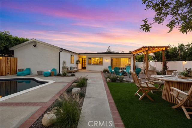 6105 Bellingham Avenue, North Hollywood CA: https://media.crmls.org/medias/c1e2e851-d3f2-4d40-892b-dd29723566d5.jpg