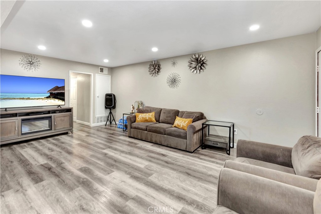 MLS #OC25153956 image #3