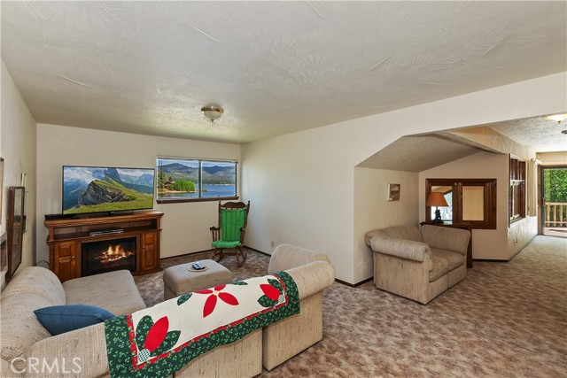 488 Lakeview Court, Big Bear Lake CA: https://media.crmls.org/medias/c1e47e2d-d8da-4f85-a087-c73004c726de.jpg