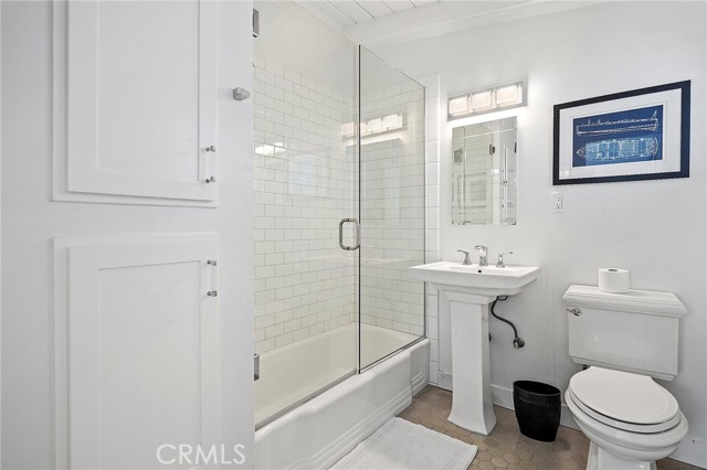 200 Moonstone Street, Manhattan Beach CA: https://media.crmls.org/medias/c1e4c4a1-f48f-4e6c-84ef-ce6d2119730a.jpg