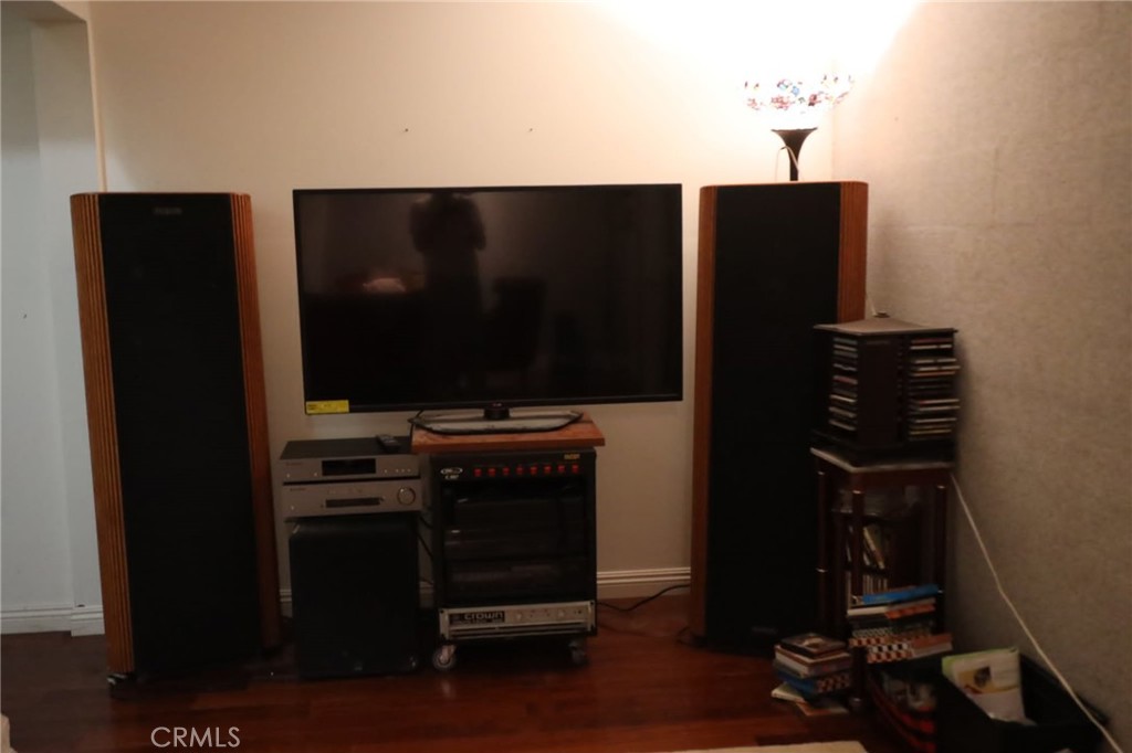 https://media.crmls.org/medias/c1e62d0e-3b62-48a7-88d1-b3951bc08a93.jpg?preset=X-Large