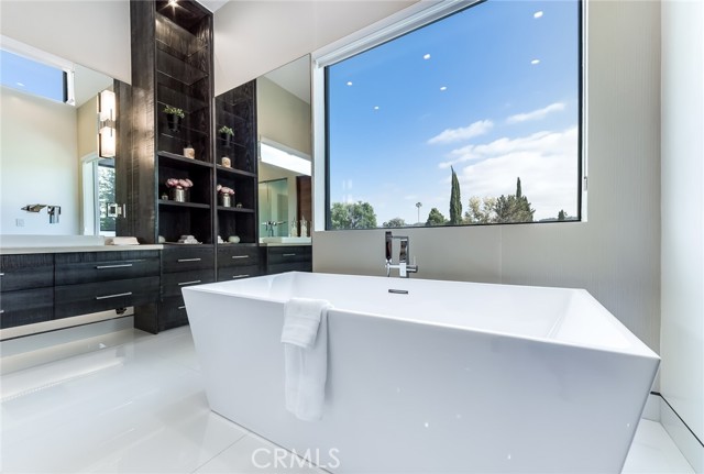 12732 Hortense Street, Studio City CA: https://media.crmls.org/medias/c1e9bfed-f90e-412b-b941-239e0418bb77.jpg