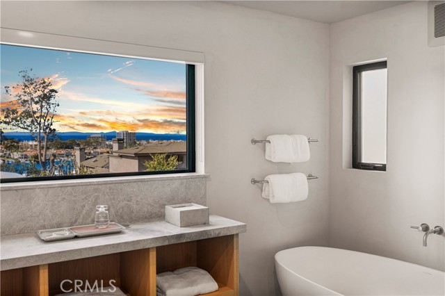 Detail Gallery Image 24 of 40 For 2212 Cliff Dr, Newport Beach,  CA 92663 - 5 Beds | 5/1 Baths