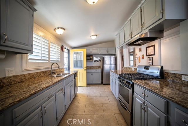 Detail Gallery Image 5 of 28 For 1913 W Beacon Ave, Anaheim,  CA 92804 - 5 Beds | 3 Baths
