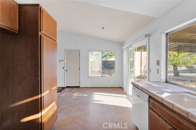 13106 Hollyberry, Victorville CA: https://media.crmls.org/medias/c1ec4868-95cb-4c39-ae64-511c57221cbf.jpg