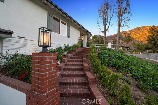 1985 Highland Oaks Drive, Arcadia CA: https://media.crmls.org/medias/c1ef294b-7502-495f-a8ab-1d5750b77727.jpg