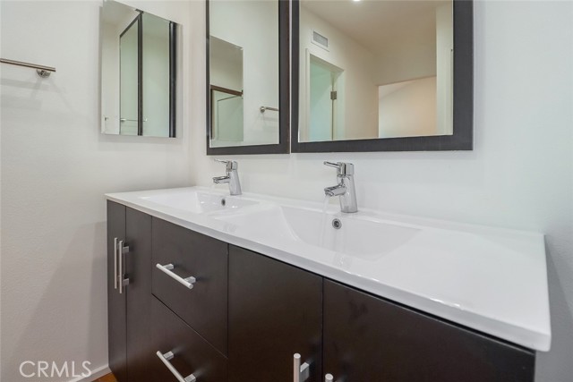 Detail Gallery Image 21 of 31 For 21500 Califa St #135,  Woodland Hills,  CA 91367 - 2 Beds | 2 Baths