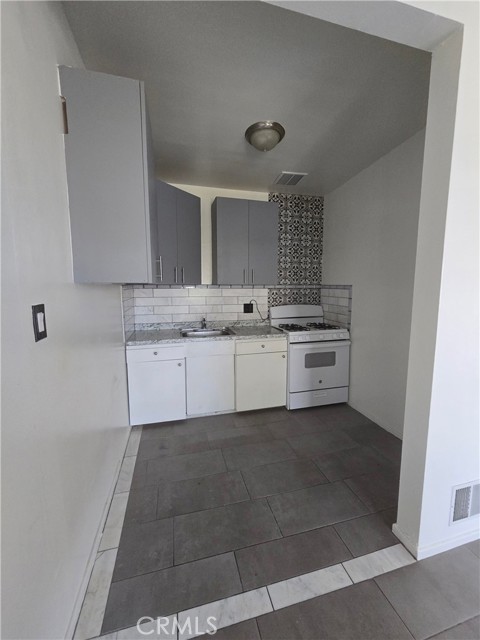 Detail Gallery Image 3 of 6 For 2017 E Whiting Ave #H,  Fullerton,  CA 92831 - 1 Beds | 1 Baths