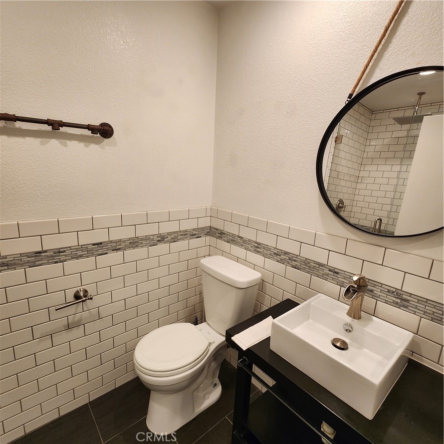 https://media.crmls.org/medias/c1f240a1-5989-42ac-815d-2edf3f41fef4.jpg?preset=X-Large