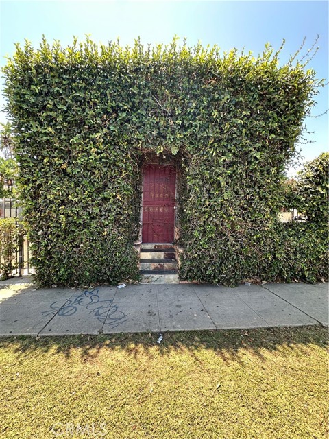 638 W Century Boulevard, Los Angeles CA: https://media.crmls.org/medias/c1f5c71b-e41a-4a72-b540-ccce229694db.jpg