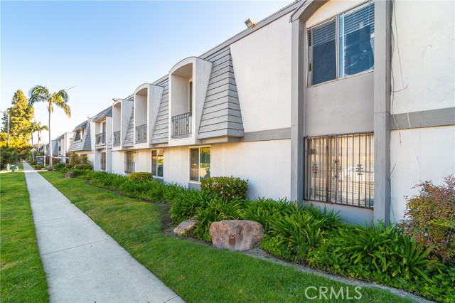 Detail Gallery Image 1 of 20 For 5530 Ackerfield Ave #101,  Long Beach,  CA 90805 - 3 Beds | 2 Baths