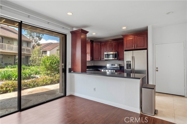 Detail Gallery Image 7 of 21 For 10520 Lakeside Dr #E,  Garden Grove,  CA 92840 - 1 Beds | 1 Baths