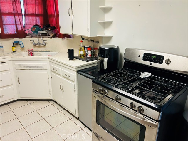 Detail Gallery Image 5 of 10 For 3432 N Sierra Way, San Bernardino,  CA 92405 - 2 Beds | 1 Baths