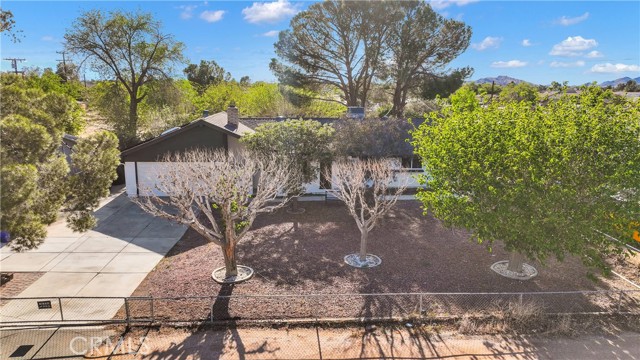 14246 Osage Road, Apple Valley CA: https://media.crmls.org/medias/c1fc8f9a-658c-4220-8e55-a88ce66b7b91.jpg