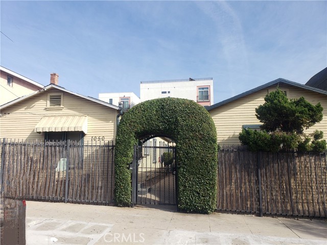 Detail Gallery Image 1 of 9 For 1050 S Berendo St, Los Angeles,  CA 90006 - – Beds | – Baths