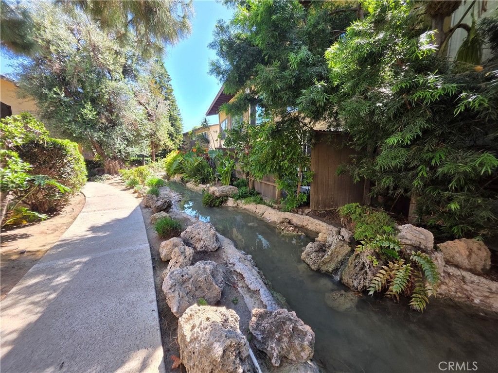 https://media.crmls.org/medias/c1ffd32e-a65b-4d5f-b546-7625ac92adde.jpg?preset=X-Large