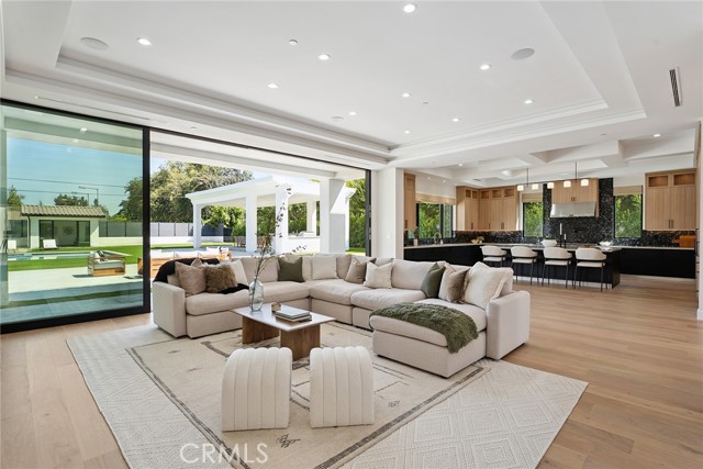 Detail Gallery Image 16 of 74 For 13807 Magnolia Bld, Sherman Oaks,  CA 91423 - 5 Beds | 4/1 Baths