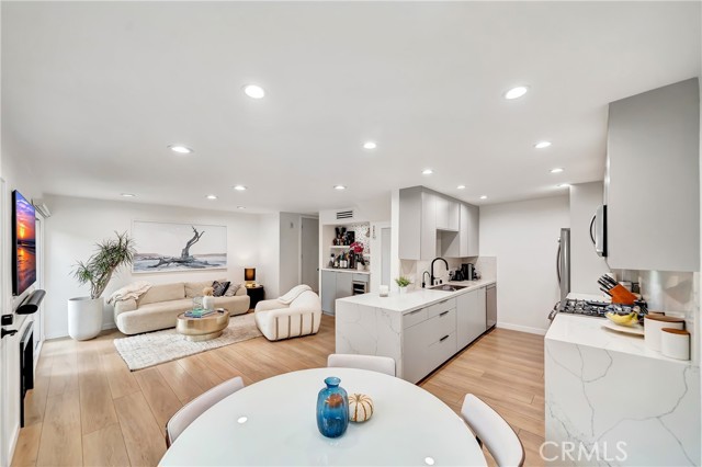 Detail Gallery Image 4 of 42 For 14727 Magnolia Bld #126,  Sherman Oaks,  CA 91403 - 2 Beds | 2/1 Baths