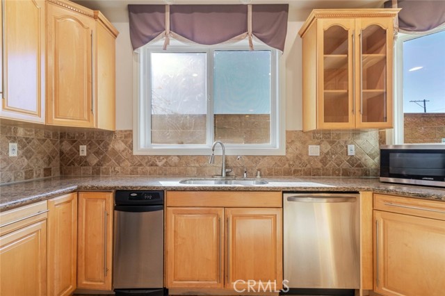 Detail Gallery Image 10 of 30 For 711 E Angeleno Ave #102,  Burbank,  CA 91501 - 3 Beds | 3 Baths