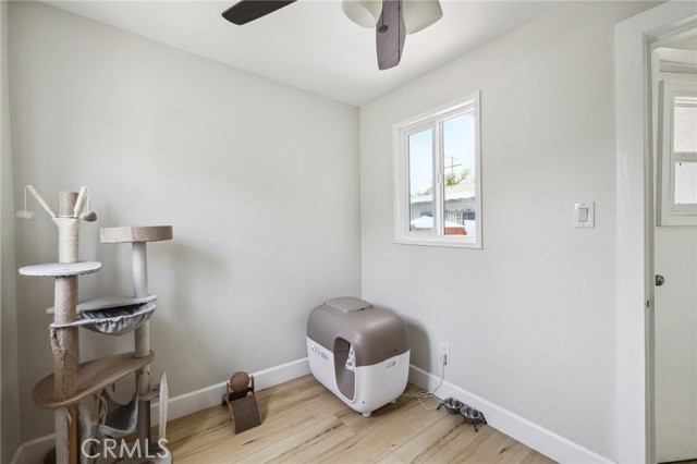 4562 W 17th Street, Los Angeles CA: https://media.crmls.org/medias/c2054b55-dbae-418a-977c-d60ac737f582.jpg