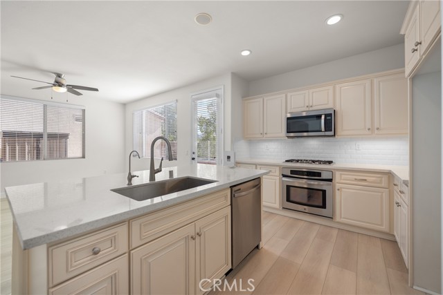 Detail Gallery Image 13 of 42 For 28907 Mirada Circulo, Valencia,  CA 91354 - 3 Beds | 3 Baths