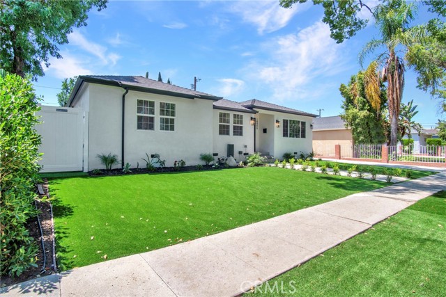 Detail Gallery Image 1 of 34 For 18406 Jovan St, Tarzana,  CA 91335 - 5 Beds | 4 Baths