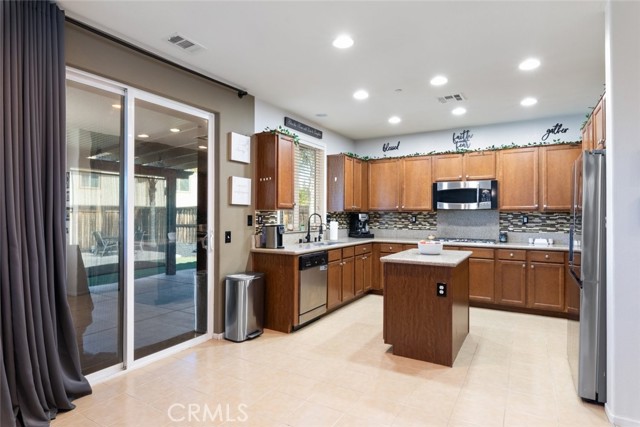 Detail Gallery Image 13 of 47 For 29522 Mascot, Lake Elsinore,  CA 92530 - 4 Beds | 2/1 Baths