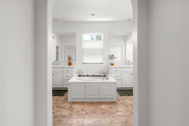 3943 E Lindenwood Drive, Ontario CA: https://media.crmls.org/medias/c214bf20-3d77-4968-b76a-87b698539d74.jpg