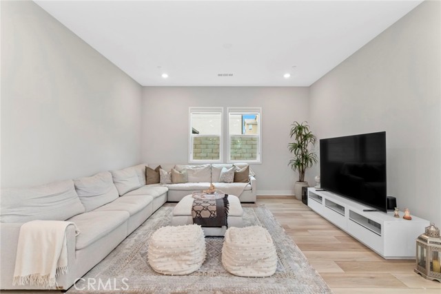 Detail Gallery Image 19 of 74 For 27018 California Ct, Valencia,  CA 91381 - 4 Beds | 4/1 Baths