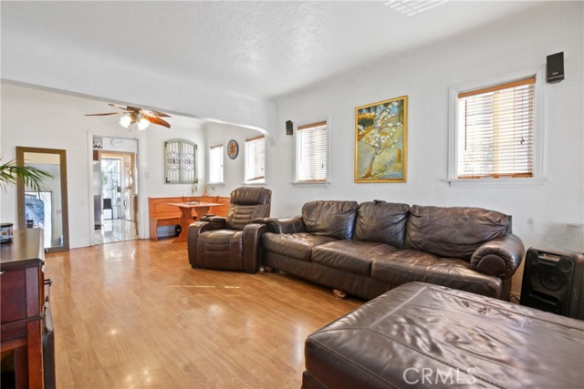 Detail Gallery Image 2 of 11 For 305 E 52nd St, Long Beach,  CA 90805 - 2 Beds | 1 Baths