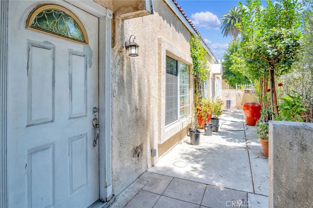 7275 Fountain Avenue — architectural residence