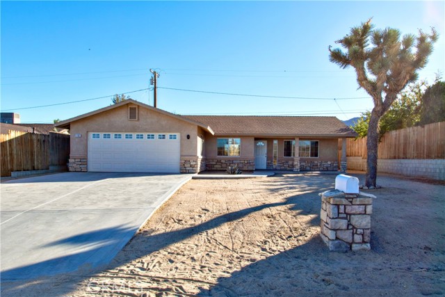 Detail Gallery Image 2 of 24 For 61663 La Jolla Dr, Joshua Tree,  CA 92252 - 3 Beds | 2 Baths