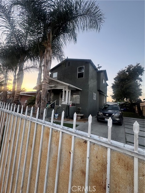 Detail Gallery Image 9 of 11 For 207 W 85th Pl, Los Angeles,  CA 90003 - 5 Beds | 2 Baths