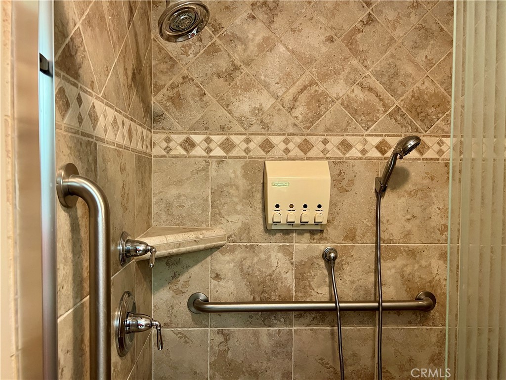 https://media.crmls.org/medias/c21f3eaf-05c3-4e79-b009-f412b8582447.jpg?preset=X-Large