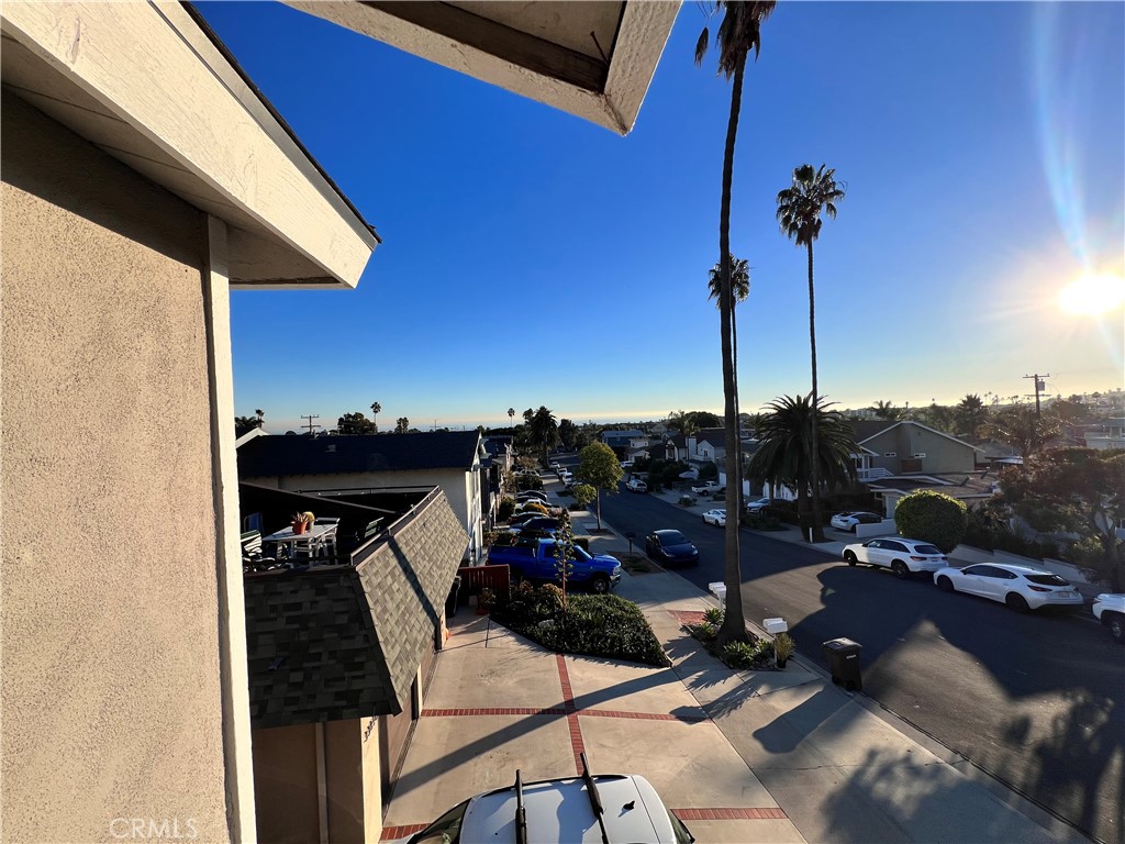 https://media.crmls.org/medias/c21f5068-66d8-4698-a7b4-c60c8238948d.jpg?preset=X-Large